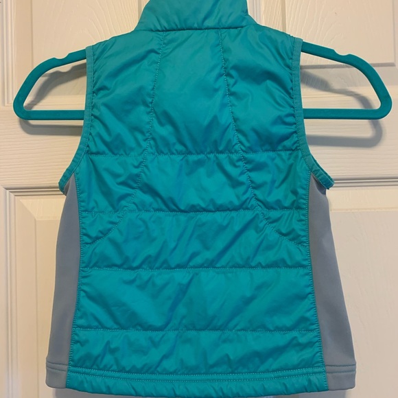 Columbia water resistant vest XS/TP Fit size 6 to 8 (44 to 51 pounds) - Picture 2 of 5